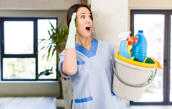 Young Pretty Woman Feeling Happy Excited Surprised Housekeeper Concept — Stockfoto