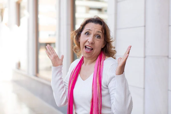 Женщина Средних Лет Чувствует Себя Счастливой Взволнованной Удивленной Шокированной Улыбающейся — стоковое фото