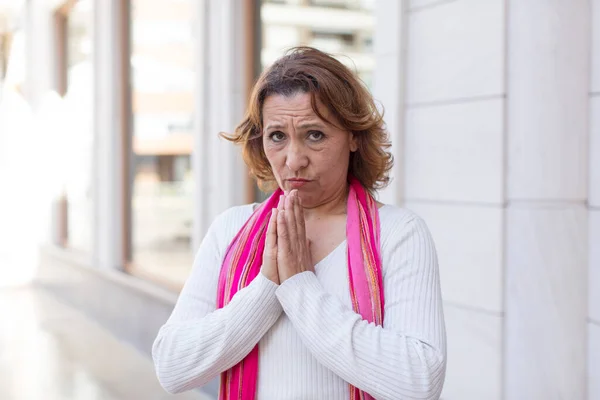 Женщина Среднего Возраста Чувствует Себя Обеспокоенной Надежной Религиозной Верно Молясь — стоковое фото