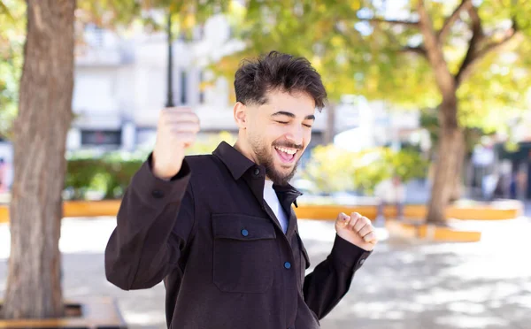 Genç Yakışıklı Adam Gülümsüyor Kaygısız Hissediyor Rahat Mutlu Dans Ediyor — Stok fotoğraf