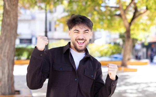 Joven Hombre Guapo Sintiéndose Sorprendido Emocionado Feliz Riendo Celebrando Éxito — Foto de Stock