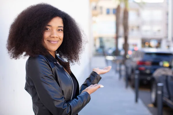 Afro Amerikan Güzel Kadın Kendini Mutlu Neşeli Hissediyor Gülümsüyor Sizi — Stok fotoğraf