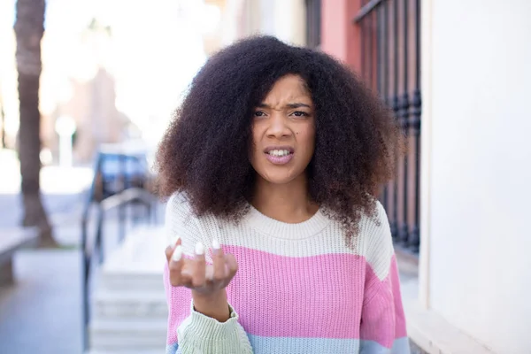 Africano Americano Bonita Mujer Buscando Enojado Molesto Frustrado Gritando Wtf —  Fotos de Stock