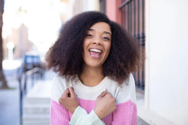 Afro Amerikan Güzel Kadın Neşeyle Gülümsüyor Kutluyor Yumruklarını Sıkıp Kollarını — Stok fotoğraf