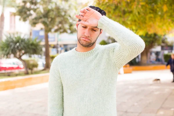 Jovem Hispânico Olhando Estressado Cansado Frustrado Secando Suor Testa Sentindo — Fotografia de Stock