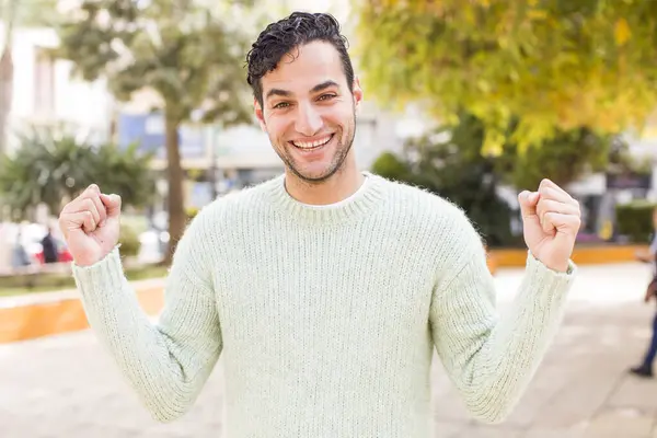 若いヒスパニック系の男はショックを受け興奮して幸せ笑いそして成功を祝うと言い — ストック写真
