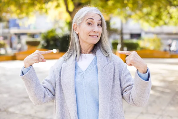 Пожилая Женщина Белыми Волосами Выглядящая Гордой Высокомерной Счастливой Удивленной Довольной — стоковое фото