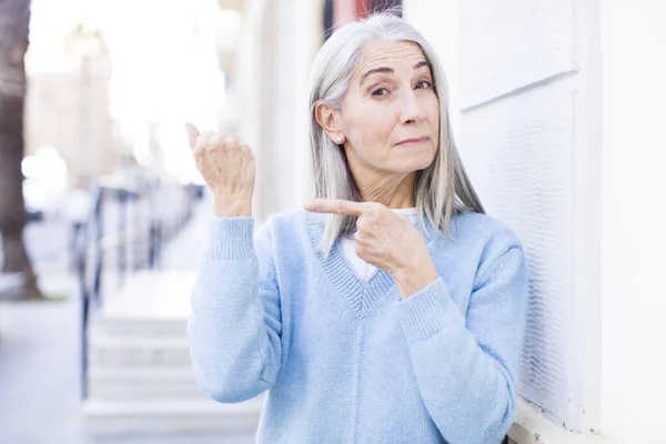 Jubilada Bastante Mujer Pelo Blanco Mirando Impaciente Enojado Apuntando Reloj —  Fotos de Stock