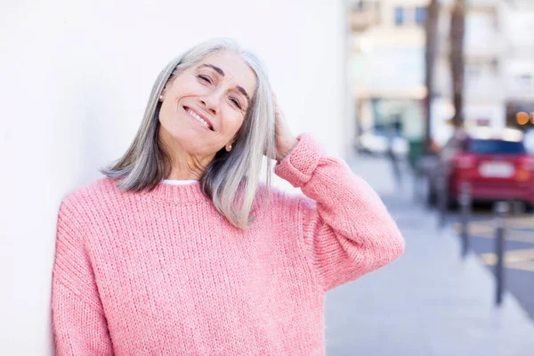 Senior Jubilado Bastante Mujer Pelo Blanco Sonriendo Alegre Casualmente Tomando —  Fotos de Stock