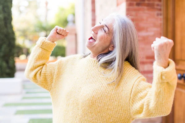 Senior Jubilado Bastante Blanco Cabello Mujer Sintiéndose Feliz Positivo Exitoso — Foto de Stock