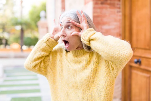 Senior Jubilado Bastante Blanco Cabello Mujer Mantener Ojo Usted Confiar —  Fotos de Stock