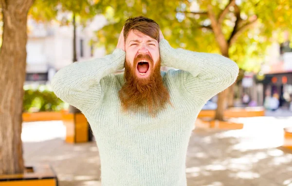 Rote Haare Bärtiger Mann Frustriert Und Genervt Krank Und Müde — Stockfoto