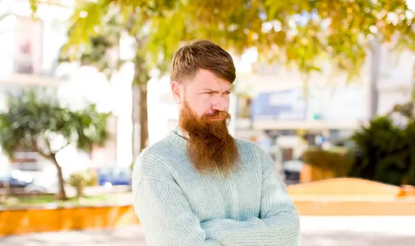 Рыжий Бородатый Мужчина Чувствует Себя Недовольным Разочарованным Выглядит Серьезным Раздраженным — стоковое фото