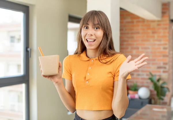 若い可愛い女は何か信じられないほどの幸せと驚きを感じる ラーメン丼のコンセプト — ストック写真