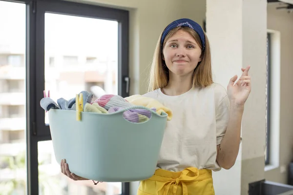 Jonge Mooie Vrouw Kruisen Vingers Hopen Geluk Waskleding Concept — Stockfoto