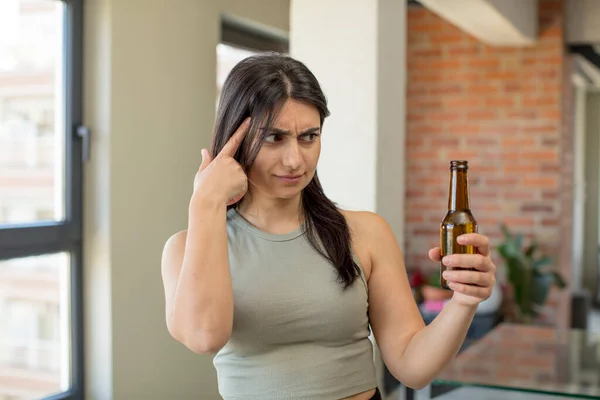 Young Woman Looking Surprised Realizing New Thought Idea Concept Beer — Stock Photo, Image