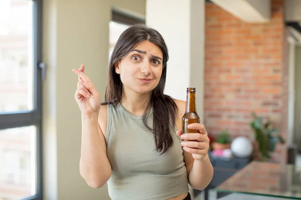 Молодая Женщина Скрещивает Пальцы Надеется Удачу Бутылка Пива — стоковое фото