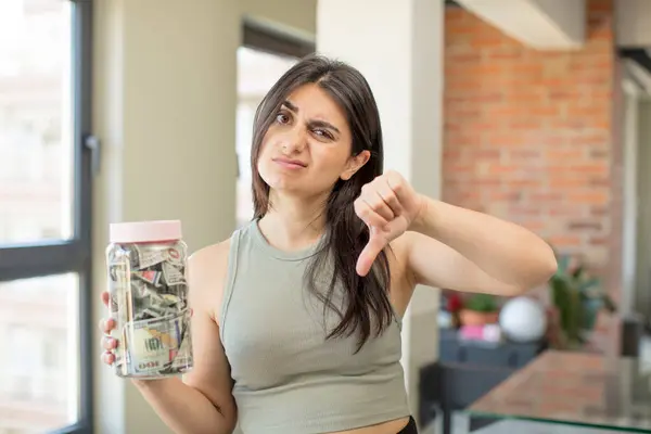 Jonge Vrouw Voelt Zich Gekruist Toont Duimen Naar Beneden Bankbiljetten — Stockfoto