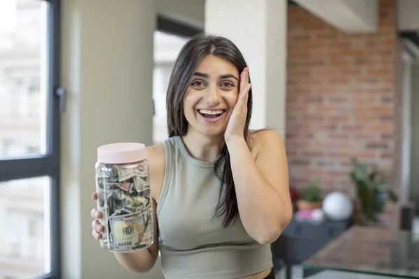 Jonge Vrouw Die Zich Gelukkig Verbaasd Voelt Iets Ongelooflijks Bankbiljetten — Stockfoto
