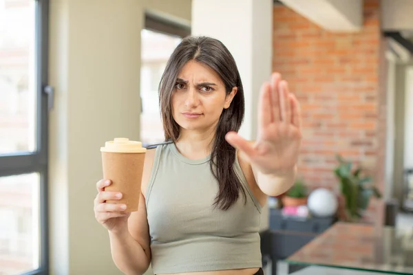 Молодая Женщина Выглядящая Серьезно Показывая Открытый Жест Остановки Ладони Кофе — стоковое фото