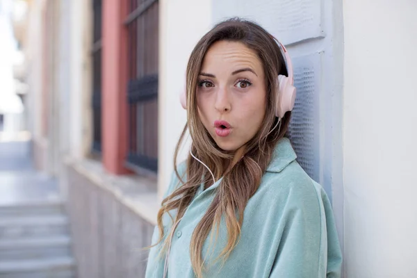 Όμορφη Γυναίκα Αισθάνεται Εξαιρετικά Σοκαρισμένη Και Έκπληκτη Ακουστικά Και Μουσική — Φωτογραφία Αρχείου