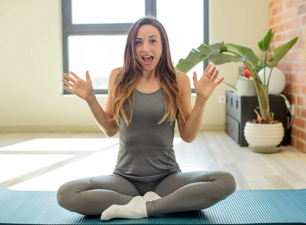 Mooie Vrouw Die Zich Gelukkig Verbaasd Voelt Iets Ongelooflijks Yoga — Stockfoto