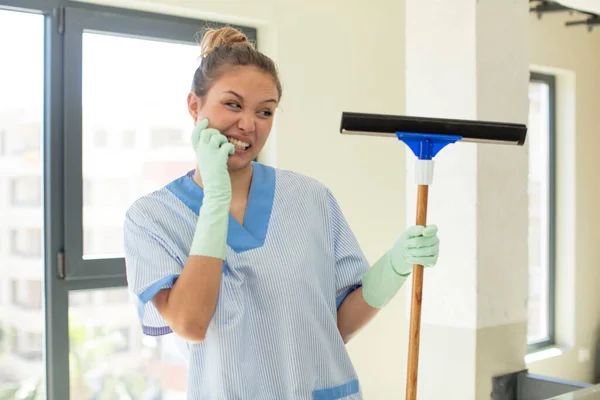 Pretty Woman Feeling Scared Worried Angry Looking Side Housekeeper Concept — Stock Photo, Image