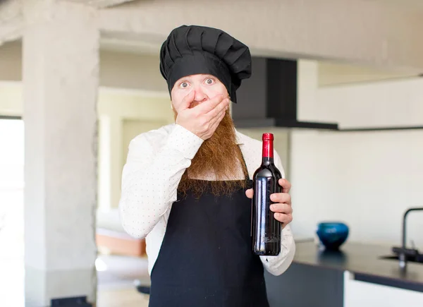 Kızıl Saçlı Adam Ağzı Eliyle Kapatıyor Şok Olmuş Veya Şarap — Stok fotoğraf