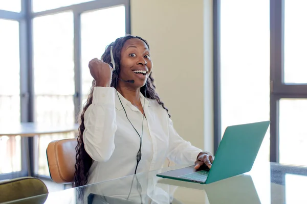 Μαύρη Αφρο Γυναίκα Αισθάνεται Σοκαρισμένη Γελώντας Και Γιορτάζοντας Την Επιτυχία — Φωτογραφία Αρχείου