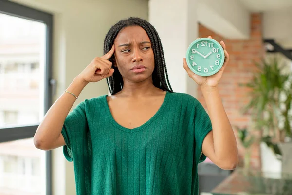 Nero Afro Donna Guardando Sorpreso Realizzando Nuovo Pensiero Idea Concetto — Foto Stock