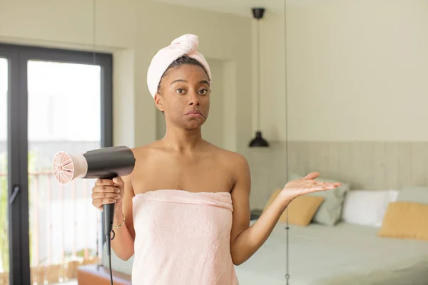 Siyah Afro Kadın Omuz Silkiyor Kafası Karışık Kararsız Saç Kurutma — Stok fotoğraf