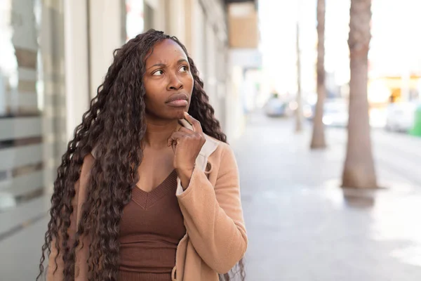 Mujer Negra Bonita Afro Con Mirada Sorprendida Nerviosa Preocupada Asustada —  Fotos de Stock