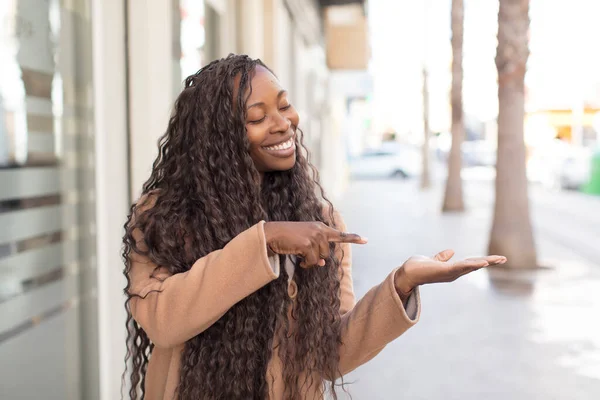 Afro Güzel Siyah Kadın Gülümsüyor Mutlu Kaygısız Tatmin Olmuş Hissediyor — Stok fotoğraf