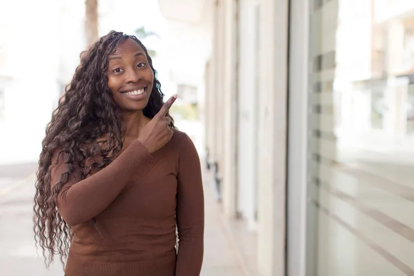 Afro Güzel Siyah Kadın Neşeyle Gülümsüyor Mutlu Hissediyor Yan Yukarı — Stok fotoğraf