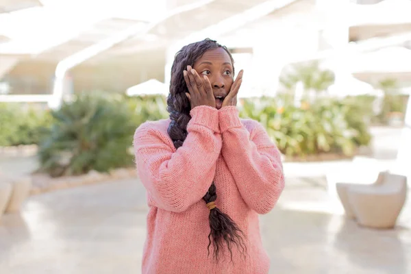 Afro Bonita Mujer Negra Sintiéndose Feliz Emocionada Sorprendida Mirando Lado —  Fotos de Stock