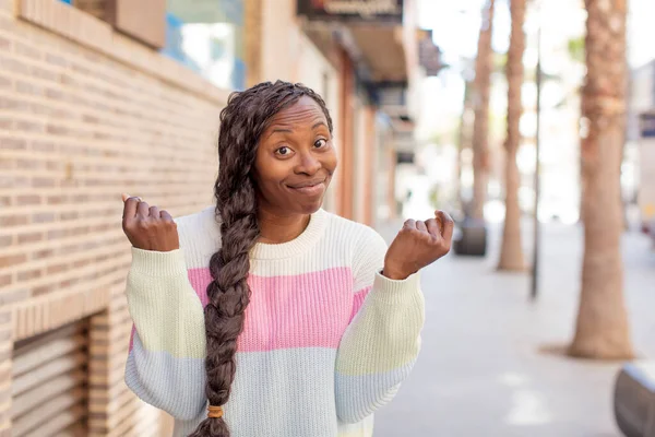 Afro Bonita Mujer Negra Sintiéndose Feliz Positiva Exitosa Concepto Dinero —  Fotos de Stock