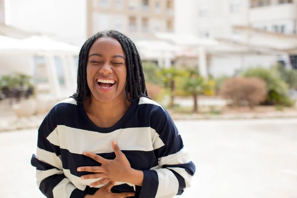 Afro Mooi Zwart Vrouw Lachen Hardop Sommige Hilarische Grap Het — Stockfoto