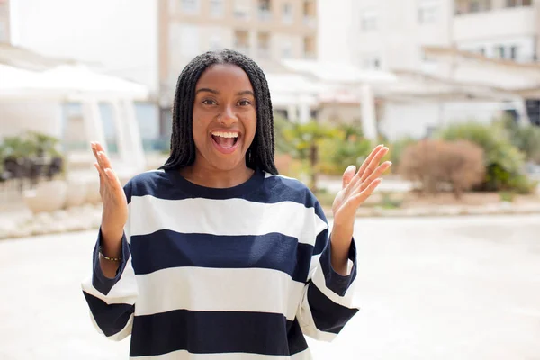 Afro Bonita Mujer Negra Sintiéndose Feliz Excitada Sorprendida Sorprendida Sonriendo —  Fotos de Stock
