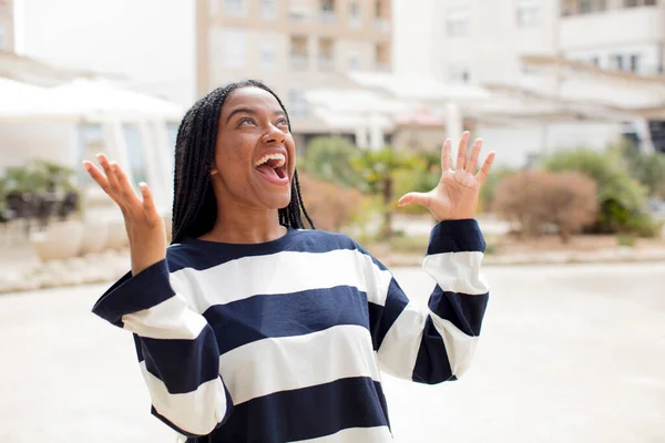 Afro Güzel Siyah Kadın Kendini Mutlu Şaşkın Şanslı Şaşırmış Hissediyor — Stok fotoğraf