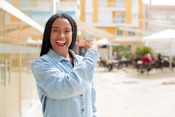 Afro Güzel Siyah Kadın Mutlu Tatmin Olmuş Güçlü Hissediyor Kaslı — Stok fotoğraf