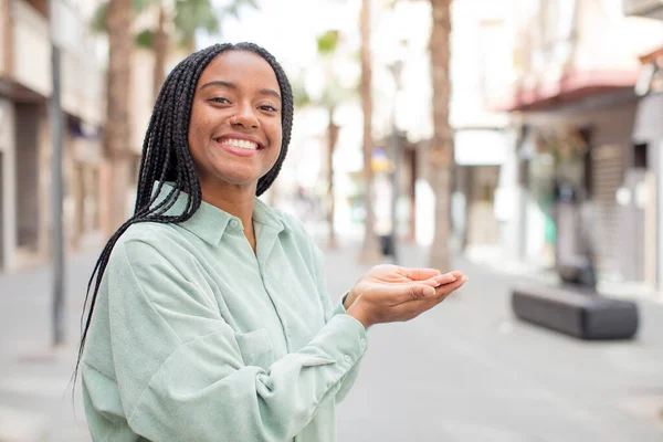 Afro Bonita Mujer Negra Sonriendo Sintiéndose Seguro Exitoso Feliz Mostrando —  Fotos de Stock