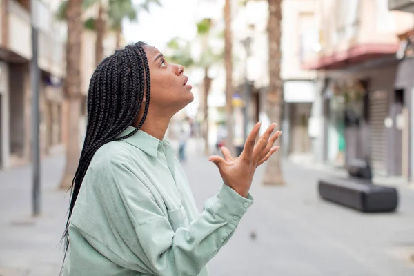 Afro Söt Svart Kvinna Ser Desperat Och Frustrerad Stressad Olycklig — Stockfoto