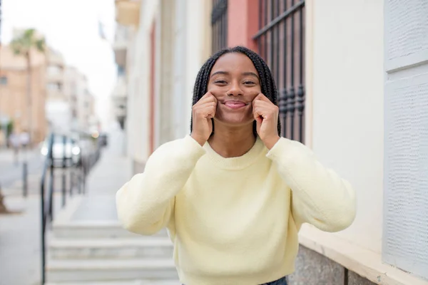 Afro Güzel Siyah Kadın Gülümsüyor Sahte Gülüşüne Işaret Ediyor — Stok fotoğraf