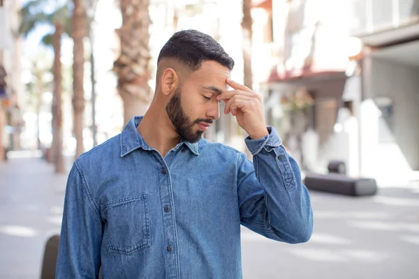 Ung Stilig Man Känner Sig Stressad Olycklig Och Frustrerad Rörande — Stockfoto