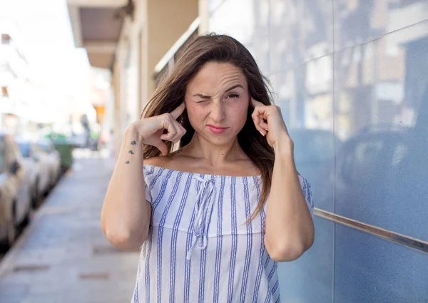 Mujer Bonita Mirando Enojado Estresado Molesto Cubriendo Ambos Oídos Ruido — Foto de Stock