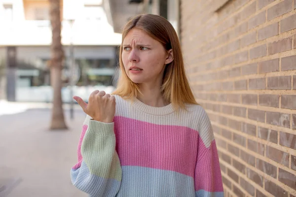 Güzel Genç Bir Kadın Endişeli Korkmuş Hayal Kırıklığına Uğramış Stresli — Stok fotoğraf