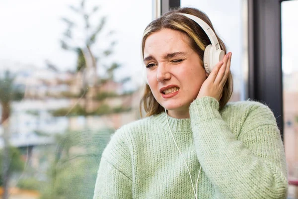 Jolie Jeune Femme Écoutant Musique Avec Des Écouteurs Design Intérieur — Photo