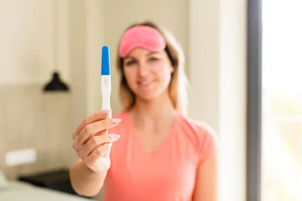 妊娠検査を受けたかなり若い女性 家のインテリアデザイン — ストック写真