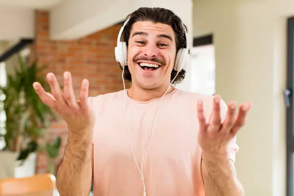 Junger Gutaussehender Mann Hört Hause Musik Mit Kopfhörern — Stockfoto