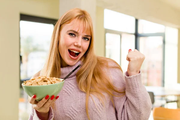 家の中で朝食用のフレークボウルを持つ若い可愛い女性 — ストック写真